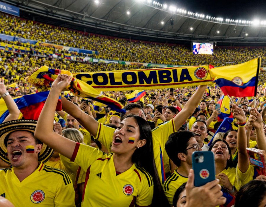 Hinchas colombianos con camisetas amarillas celebran en un estadio del Mundial 2026