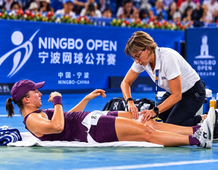 Iga Swiatek se lesionó en Ningbo y puso en riesgo su presencia en las Finales de la WTA