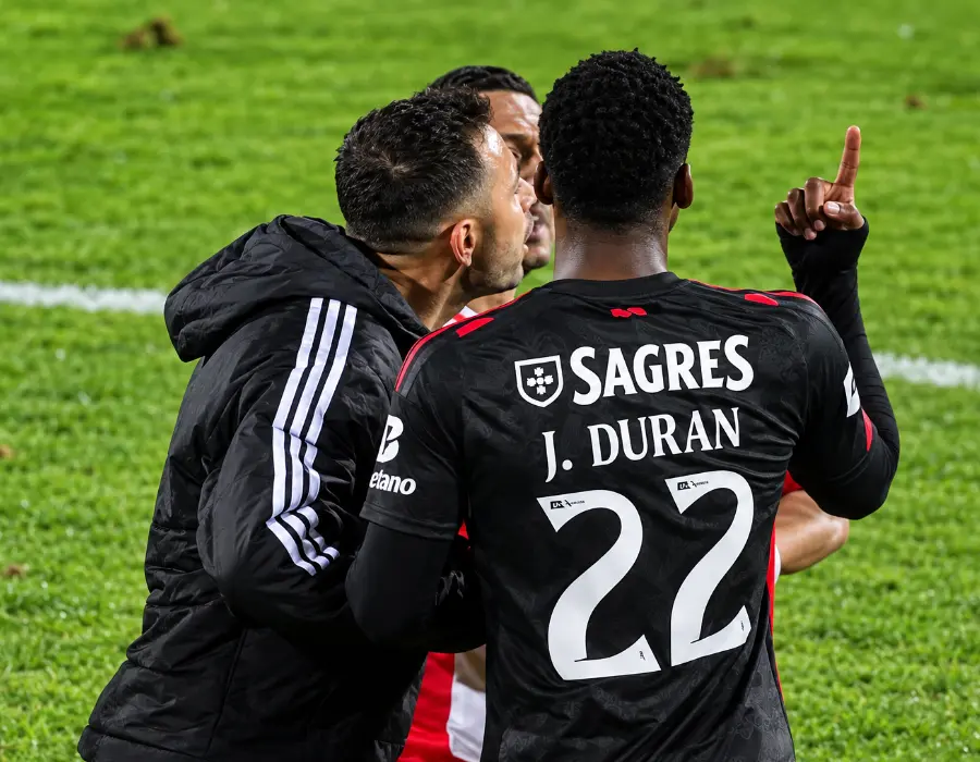 Jhon Jáder Durán, expulsado en el triunfo del Benfica 2×1 sobre  Santa Clara en la Primeira Liga de Portugal