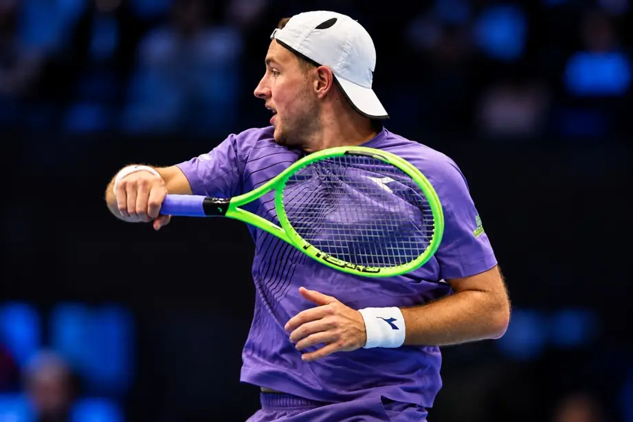 Jérôme Kym tumbó a Ben Shelton y Jan-Lennard Struff a Novak Djokovic en jueves de sorpresas en Basilea